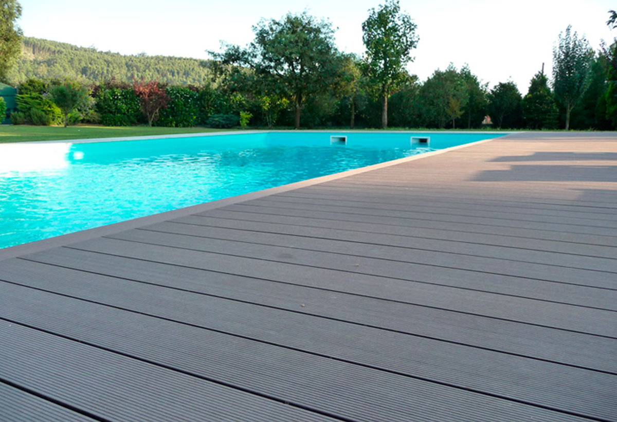 Απεικονίζεται το deck τοποθετημένο σε ένα χώρο.